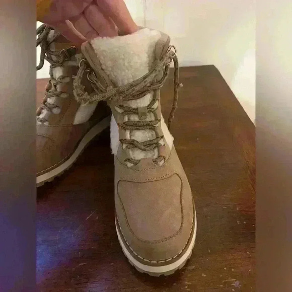 Never been work Old Navy faux fur hiking boots size 9 - Picture 8 of 12